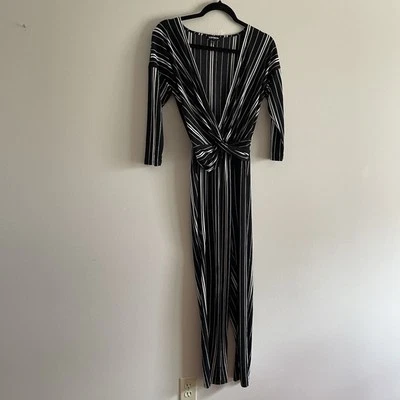 Express Women XS Black White Striped Straight Leg Twist Front Surplice Jumpsuit - Изображение 1 из 4
