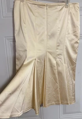 Falda Narciso Lang Beige Satinado Talla 10 Chic Glam Foto 1 de 4