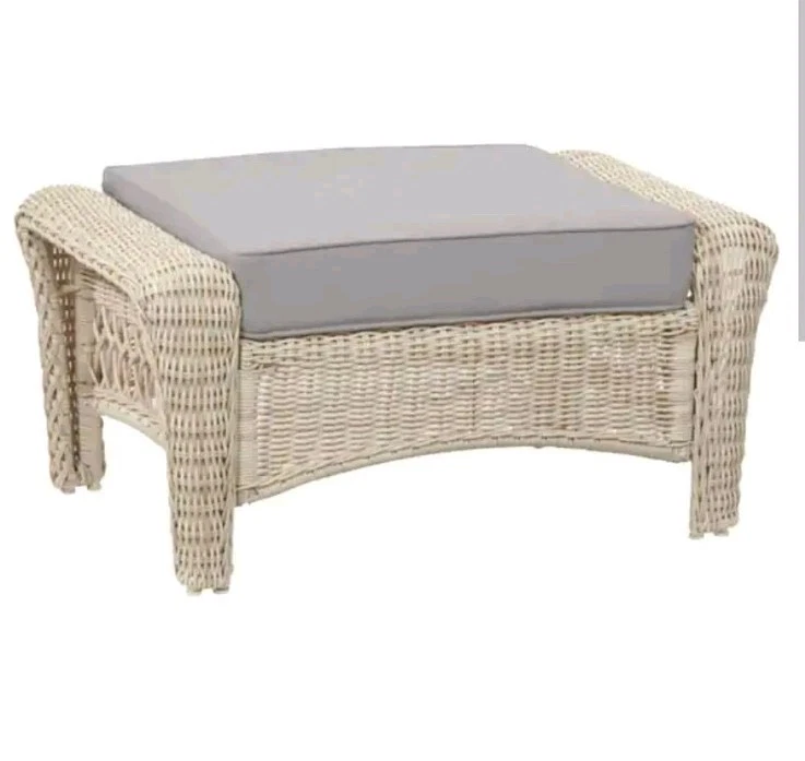 Hampton Bay Park prados vime branco pátio externo otomano com almofada - Imagem 1 de 4