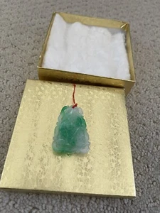 VINTAGE GREEN WHITE JADE HAND CARVED TWO SIDED PENDANT: New In Gold Box - Picture 1 of 12
