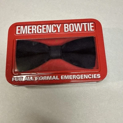 Pajarita de Emergencia Clip-on al Cuello con Lata - Novedad Divertida Mordaza Regalos Foto 1 de 4