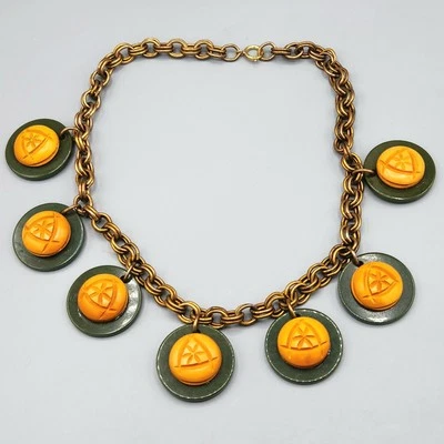 Collar de cadena de latón con dije de moneda de baquelita caramelo verde y caramelo tallado de 20" Foto 1 de 4