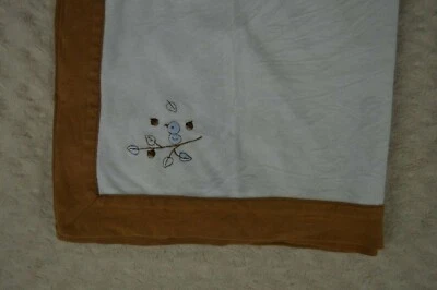 RN 71107 Blue Bird Baby Blanket Brown Edge Trim White Branch Leaves Nuts Foto 1 de 4