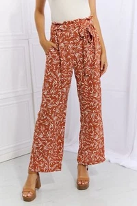 Pantalones Heimish Ángulo Recto Talla Completa Estampado Geométrico en Rojo Naranja - Imagen 1 de 10