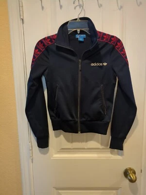 Chaqueta Adidas Azul Cremallera Completa con Logo Adidas Rojo En Las Mangas Talla XS Foto 1 de 4