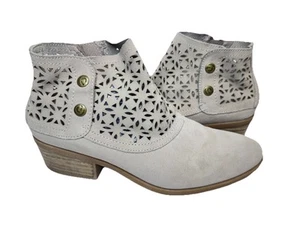 Baretraps Garin Ankle Boot Laser Cut Bootie Taupe Suede Leather, Womens Sz 9 - Picture 1 of 5