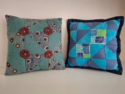 Par de almohadas acolchadas pequeñas Darling en tonos de azul y verde/borgoña  Foto 1 de 4