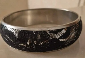 Vintage schwarz Spitze auf Silber Armreif Armband 3/4" breit 3" Durchmesser BR008 - Bild 1 von 7
