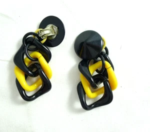VINTAGE OLD 60'S 70'S YELLOW BLACK 1960S PLASTIC EARRINGS - Picture 1 of 4