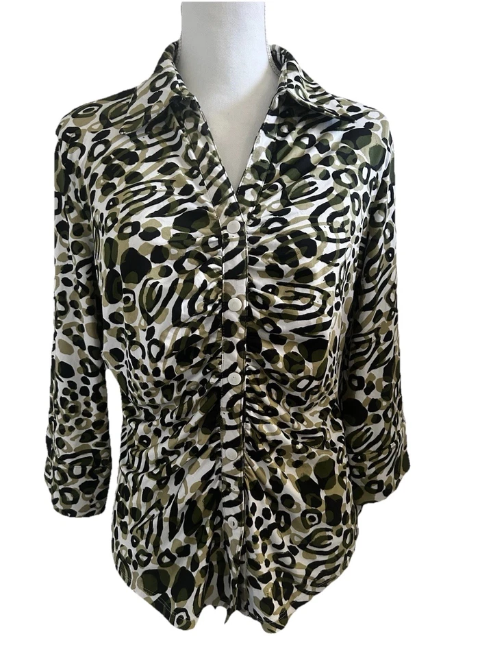 Blusa Essentials By Milano Grande Estampado Animal Blanco Verde Botón Safari Cuello en V Foto 1 de 4