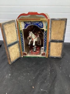 Retablo (nicho) boliviano inizio XX secolo San Giacomo calpesta la brughiera - Foto 1 di 16