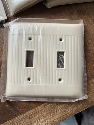 Cubierta de interruptor de 2 velocidades de baquelita acanalada marfil eléctrico Sierra de colección con tornillos Nuevo de Lote Antiguo Foto 1 de 2