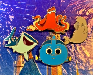 🦑 Juego de 4 prendedores Finding Nemo 2016 - Ballena Beluga Hank Bailey Finding Dory Tsum Tsum - Imagen 1 de 2