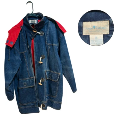 Chaqueta Sergio Valente Denim Toggle, Talla 13, Azul con Forro Rojo, Abrigo con Capucha Foto 1 de 4