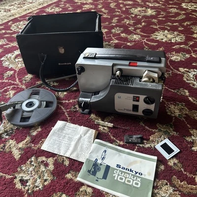 Proyector de películas de doble formato Sankyo Dualux 1000 de colección encendido Foto 1 de 4