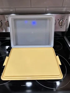 TUPPERWARE Rectangle Sheet Cake Cupcake Carrier Harvest Gold - Picture 1 of 3