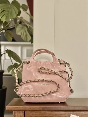 Gavin 玫瑰绗缝迷你背包带链条 — 第 1/4 张图片
