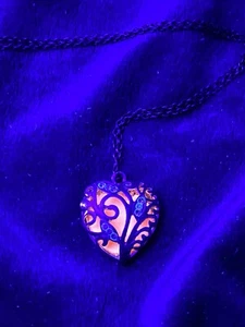 SILVER TONE HEART PENDANT STUNNING GLOW UNDER UV 18" CHAIN ATTENTION GETTER J1 - Picture 1 of 8
