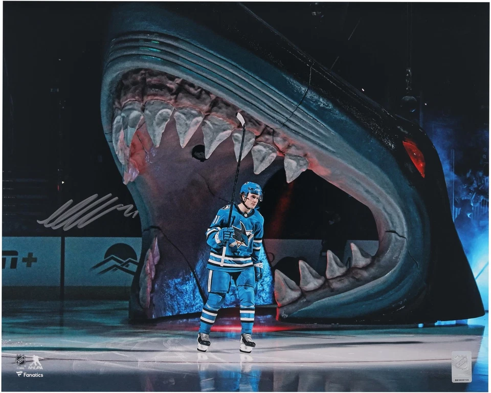 Fotografía de debut autografiada por Macklin Celebrini San Jose Sharks 16" x 20" NHL Foto 1 de 1