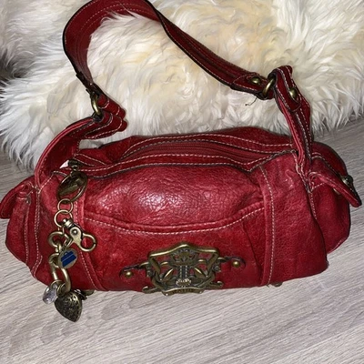 Bolso de mano vintage Kathy Van Zeeland mediano rojo charol dijes Y2K Foto 1 de 4