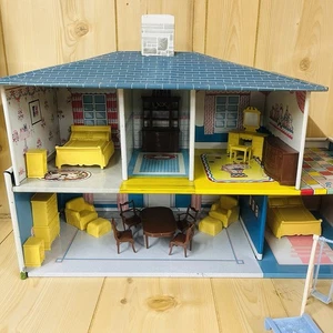 Casa de muñecas litográfica de hojalata vintage de los años 50 Marx miniatura de 2 pisos 22 piezas accesorios - Imagen 1 de 23