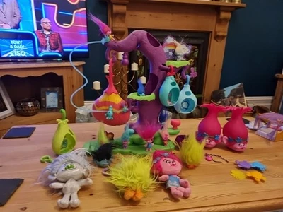 Dreamworks Trolls Bundle Pod’ular Treehouse and Figures  - Image 1 of 4