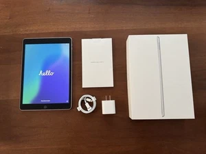iPad 9th Generation 64 GB Silver - Picture 1 of 10