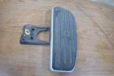 Yamaha XV1600 2000 Road Star clavija derecha placa de piso Foto 1 de 4