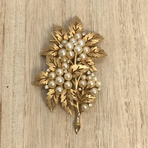 Spilla Vintage Corona Trifari Finta Perla Strass Fiori Foglie Spilla MCM Estate - Foto 1 di 9