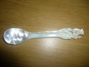 Vintage Perlmutt Teelöffel. Löwe oder Drache Tochter?? 12,7 cm. (D32k) - Bild 1 von 5