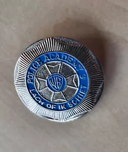 Police Academy 3 Film Movie Back in Training Brosche Pin Anstecker WARNER BROTHERS WB - Bild 1 von 2