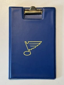 Cuaderno/tablero de clips vintage de hockey NHL PLAYOFFS 1975-ST. LOUIS BLUES 6 x 9-en muy buena condición - Imagen 1 de 9