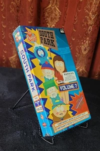 South Park Band 7 VHS Cartmans Mutter ist eine schmutzige Schlampe / Immer noch eine schmutzige Schlampe NEU - Bild 1 von 4
