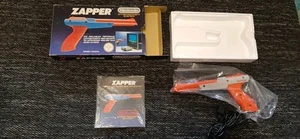 Nintendo Nes ZAPPER Light Gun IMBALLO ORIGINALE CIB belle condizioni PAL Europa italiano - Foto 1 di 13