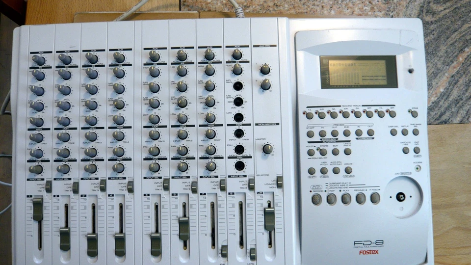 Fostex FD8 - Digitaler Multitracker - Digitalmixer und 8 Spur Recorder  - Bild 1 von 4