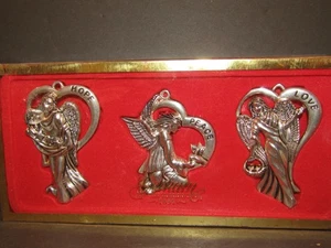 Juego de 3 adornos ÁNGEL chapados en plata GORHAM ESPERANZA PAZ AMOR en cinta roja corazón - Imagen 1 de 8