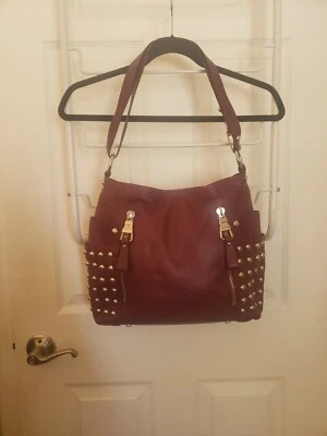NUEVO SIN ETIQUETAS B Makowsky Cuero Tachonado Bandolera/Bolso de Hombro Bolso Vino Borgoña Foto 1 de 4
