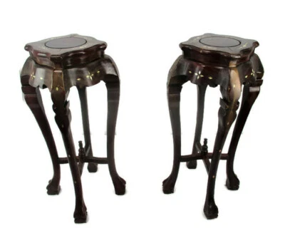 Par de mesas bonsai altas talladas de madera dura para plantas con incrustaciones de pedestal madreperla  Foto 1 de 4