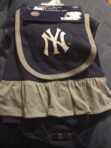 NEW 3pc. MLB Baby Infant Girls NY Yankees Set  Creeper/ Booties/ Bib Size 12M - Picture 1 of 10