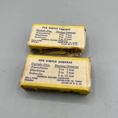 Old Vtg GENERAL ELECTRIC GE CAMERA POWERMITE FLASHBULBS M2B 7 Bulbs - Image 1 of 4