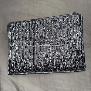 Brandneu Mac große ZIP MAKE-UP / Kosmetiktasche gepolstert Silberkopf Reißverschluss Weihnachten 2023 - Bild 1 von 1