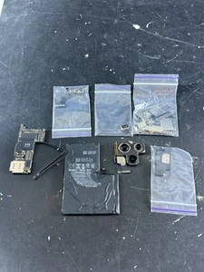 Scheda madre iPhone 13 Pro Max e altri ricambi LEGGI - Foto 1 di 8