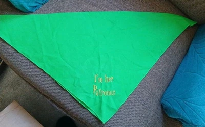Bandana para perro "I'm Her Patronus" verde y dorado tamaño completo Harry Potter  Foto 1 de 4