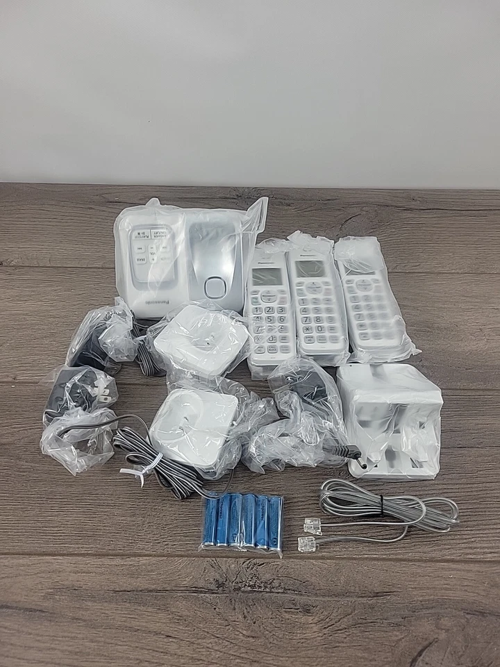 Panasonic KX-TGD533 Cordless Telephone 3 Handsets | New Damaged Box - Image 1 of 4