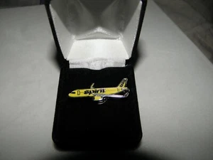 SPIRIT AIRLINES A320 AIRBUS AVIÓN SOLAPA PIN TACK AEROLÍNEA PILOTO REGALO NUEVO COLOR - Imagen 1 de 4