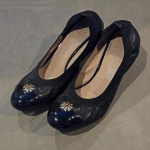 Tory Burch Jolie Black Wedge Pumps Size 10.5 Black Round Cap Toe Gold Logo Women - Picture 1 of 11