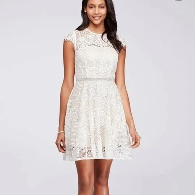 David's Bridal City Triangles Mini Foto 1 de 4