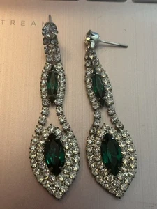 Faux Emerald and Clear Rhinestones Chandelier Dangle Earrings Silver Tone - Imagen 1 de 6