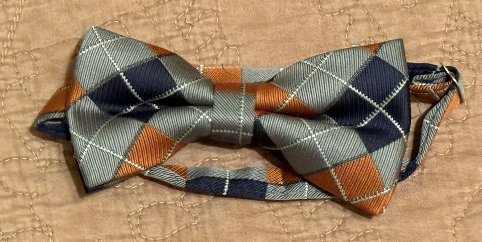 Pajarita ajustable a cuadros preatada para niños en gris, azul marino, naranja. Foto 1 de 3