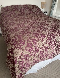 VANTONA Jacquard  Como Berry Quilted Bed Throw, 254x254cm - Picture 1 of 10